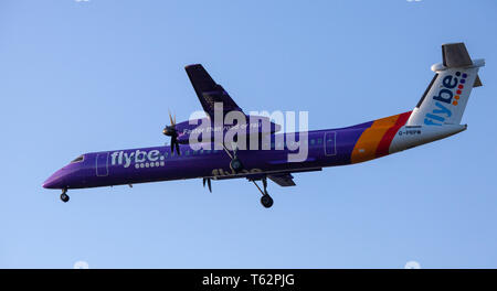 Flybe De Haviland Canada DHC 8 Dash 8G-PRPM im Endanflug auf den Flughafen London-Heathrow LHR Stockfoto