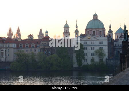 Kirchen und Türme von Prag bei Sonnenaufgang, von der Charles Brücke aus gesehen Stockfoto