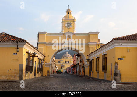 Guatemala Antigua Stadt, UNESCO Weltkulturerbe; Das Santa Catalina Arch und der lokalen Bevölkerung, Antigua Guatemala Mittelamerika Stockfoto