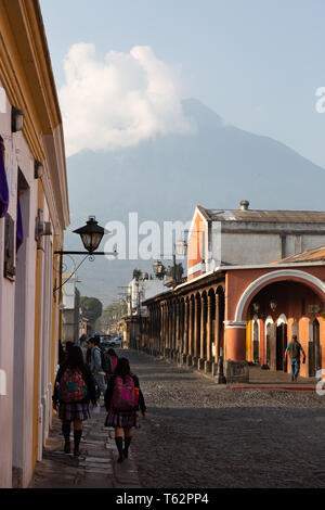 Antigua Guatemala - Kinder gehen am Morgen im Schatten der Aqua Vulkan, Guatemala, Mittelamerika zur Schule Stockfoto