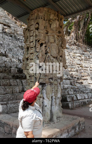 Tour Guide mit Stele N, geschnitzte Standing Stone aus dem AD761; Maya Ruinen von Copan, Honduras Mittelamerika. Stockfoto