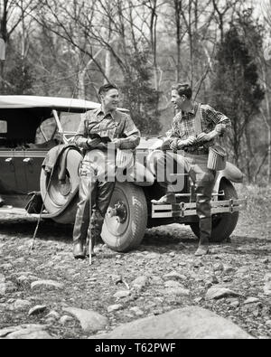 1930er Jahre zwei gut ausgestattete fliegen Fischer sitzen LEHNTE SICH AUF PACKARD TOURING CAR-a 2145 HAR 001 HARS SKILL AKTIVITÄT AMUSEMENT GLÜCK ABENTEUER HOBBY FREIZEIT INTERESSE DEUTSCH HOBBYS WISSEN FREIZEIT ZEITVERTREIB VERGNÜGEN AN DER VERBINDUNG AUTOMOBILE STILVOLLE FAHRZEUGE ZUSAMMENARBEIT Mitte - Mitte - erwachsenen Mann PACKARD ENTSPANNUNG AMATEUR SCHWARZ UND WEISS KAUKASISCHEN ETHNIE GENUSS FISCHER HAR 001 ALTMODISCH TOURING Stockfoto