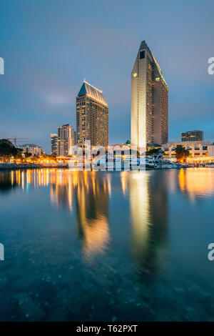 Blick auf die Downtown Skyline bei Nacht von Embarcadero Marina Park Nord, in San Diego, Kalifornien Stockfoto