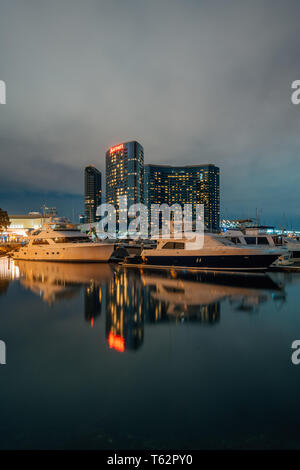 Marina und Gebäude nachts, an der Embarcadero in San Diego, Kalifornien Stockfoto