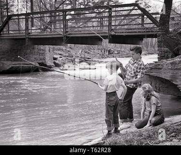 1950er Jahre junges Mädchen sitzen neben Creek von STRASSENBRÜCKE BEOBACHTEN ZWEI JUNGEN FISCHEN IN rauschenden Wasser über lange HOLZ POLEN UND STRING - eine 878 DEB001 HARS 1 JUGENDLICHE BALANCE SICHERHEIT ATHLET LIFESTYLE FRAUEN BRÜDER LÄNDLICHEN RAUM KOPIEREN FREUNDSCHAFT IN VOLLER LÄNGE STREAM MÄNNER RISIKO ATHLETISCHE GESCHWISTER VERTRAUEN SCHWESTERN B&W POLEN ABENTEUER hetzen und Aufregung Erholung durch Geschwister mit konzeptionellen NEBEN STICKS STILVOLLE DEB 001 jugendliche ENTSPANNUNG STANGEN MITEINANDER SCHWARZ UND WEISS KAUKASISCHEN ETHNIE CREEK ALTMODISCH Stockfoto