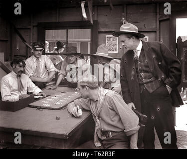 1890s 1900s 1910s FARO KARTE SPIEL MÄNNER SPIELEN GLÜCKSSPIEL IN ALTEN WILD WEST SALOON Stummfilm noch unkorrigierten Glasplatte - 106 ASP001 HARS WILD WEST LIFESTYLE SCHAUSPIELER GESCHICHTE STUDIO SHOT COPY SPACE HALBE LÄNGE PERSONEN GEFAHR MÄNNER RISIKO WESTERN ENTERTAINMENT HÄNDLER HANDELN, Spieler B&W FILME COWBOYS FREIHEIT GLÜCK GLÜCKSSPIEL POKER WENDE DES 20. JAHRHUNDERTS WAHL DRAMATISCHE SPANNUNG LUCKY FILM STILLS IN DER LIMOUSINE FILM NOCH PECH SCHAUSPIELER DRAMA GLÜCKSSPIEL STUMMFILM SPIELER MOTION PICTURE WERBUNG NOCH STILLS FILM NOCH IMMER WETTE SCHWARZE UND WEISSE KAUKASISCHEN ETHNIE CHANCE ALTMODISCH Stockfoto