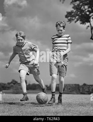 1940er Jahre Jungen Fußball spielen. Eine Gruppe von ...