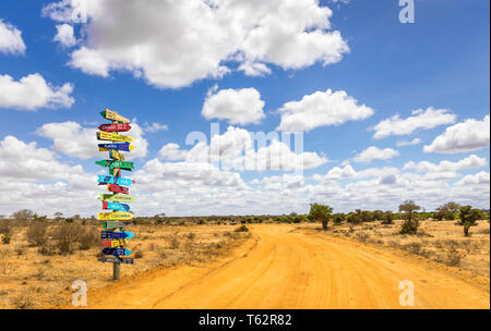 Lustig andere Welt Richtungen Wegweiser mit Abstand zu vielen verschiedenen Ländern Stockfoto