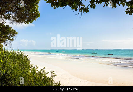 Erstaunlich Diani Beach Marine mit weißen Sand und dem türkisfarbenen Indischen Ozean, Kenia Stockfoto