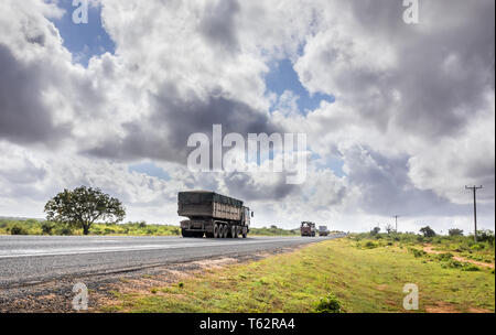 African Highway von Mombasa nach Nairobi in Kenia, gerade asphaltierte Straße und die umliegenden Ebenen Stockfoto