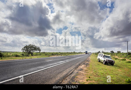 African Highway von Mombasa nach Nairobi in Kenia, gerade asphaltierte Straße und die umliegenden Ebenen Stockfoto