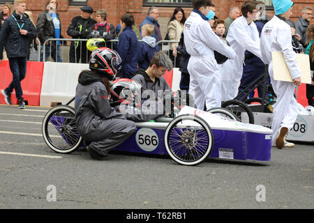 Greenpower Electric Car Racing zu Kingston upon Hull Straßen für die erste Straße Electric Car Rennen in Großbritannien am 28. April 2019 kommen Stockfoto