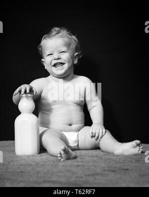 1940er lachend HAPPY BABY BOY TRAGEN WINDEL SITZUNG LEHNTE SICH AUF ART DER ALTEN ZEIT GLAS MILCHFLASCHE RAHM AUF TOP-b 20123 HAR 001 HARS CHUBBY WINDEL B&W AUGENKONTAKT GLÜCK FRÖHLICHE WAHL AUFREGUNG ÜBER AUTORITÄT LÄCHELT FRÖHLICH TYP BABY BOY KONZENTRIERT PANORAMABLICK JUNGEN SCHWARZEN UND WEISSEN KAUKASISCHEN ETHNIE HAR 001 ALTMODISCH Stockfoto