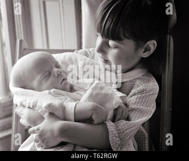 1960 KLEINE MÄDCHEN SCHWESTER HALTEN SCHLAFEN NEUGEBORENE BRUDER-b 24799 HAR 001 HARS GESUNDHEIT LEBEN ZU HAUSE KOPIEREN RAUM FREUNDSCHAFT halber Länge INSPIRATION FÜRSORGLICHE MÄNNER GESCHWISTER SCHWESTERN B&W GLÜCK ENTDECKUNG GESCHWISTER VERBINDUNG KUSCHELN AUSSCHREIBUNG BABY BOY PERSÖNLICHE ANLAGE ZÄRTLICHKEIT ZUNEIGUNG EMOTION Wachstum von Jungfischen ZWEISAMKEIT SCHWARZ UND WEISS KAUKASISCHEN ETHNIE HAR 001 ALTMODISCH Stockfoto