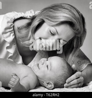 1970 LÄCHELNDE MUTTER AUF DER SUCHE NACH HAPPY BABY KÖPFE dicht zusammen - b 24824 HAR 001 HARS GERNE FREUDE LIFESTYLE WEIBLICHE KÖPFE GESUNDHEIT LEBEN ZU HAUSE KOPIEREN PLATZ DAMEN PERSONEN PFLEGE MÄNNER B&W HINGABE GLÜCK KOPF UND SCHULTERN FRÖHLICHE INTIME LÄCHELT VERBINDUNG AUSSCHREIBUNG KUSCHELN FREUDIGE BABY ZÄRTLICHKEIT ZUNEIGUNG Emotionen Emotionen Wachstum von Jungfischen Mitte nach Mitte der erwachsenen Frau MAMMEN ZWEISAMKEIT SCHWARZ UND WEISS KAUKASISCHEN ETHNIE SANFTE HAR 001 ALTMODISCH Stockfoto