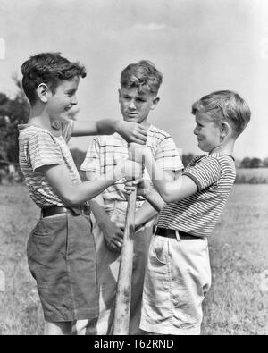 1930er Jahre 1940er Jahre jungen TUN HAND ÜBER HAND AUF BASEBALL BAT FÜR DIE WAHL SEITEN OBERHAND GEWINNT - b4834HAR 001 HARS MÄNNER AMERICANA B&W SOMMER ERHOLUNG OBERE SANDLOT T-SHIRTS ANSCHLUSS T-SHIRTS GEWINNT BALL SPIEL BALL SPORT ZUSAMMENARBEIT Wachstum von Jungfischen PRE-TEEN PRE-TEEN BOY SEITEN BASEBALLSCHLÄGER SCHWARZ UND WEISS KAUKASISCHEN ETHNIE WAHL HAR 001 ALTMODISCH Stockfoto