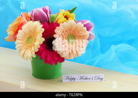 Glückliche Mütter Tag Karte mit bunten Blumenstrauß: Rosen, Tulpen, gerbera Daisies auf lebhaften Hintergrund Stockfoto