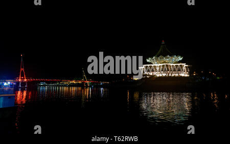 Die Sarawak Legislative Assembly Building in der Nacht in Kuching, Sarawak, Malaysia Stockfoto