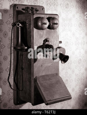 1910s 1920s EICHE HOLZ CASE KURBEL Telefon an der Wand montiert - BS 00307 CAM001 HARS WAND TEL. Stockfoto