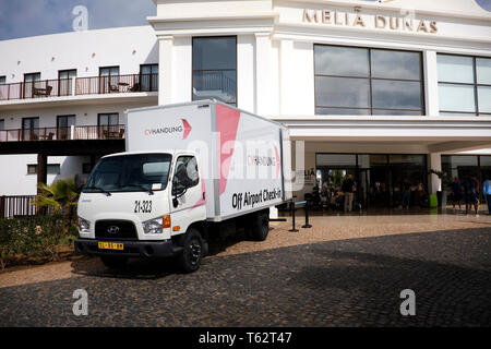 Sie Airport Check-In verklebt Lkw unter Touristische Koffer direkt vom Hotel zum Flughafen, Melia Dunas Hotel, Insel Sal, Kap Verde, Afrika Stockfoto