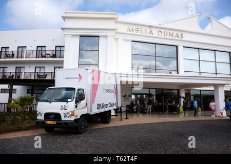 Sie Airport Check-In verklebt Lkw unter Touristische Koffer direkt vom Hotel zum Flughafen, Melia Dunas Hotel, Insel Sal, Kap Verde, Afrika Stockfoto