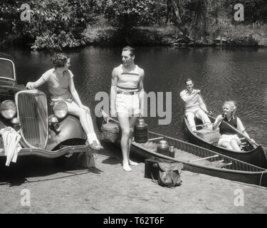 1930er Jahre 1940er Jahre zwei Paare mit Picknick und Camping laden zwei KANUS FRAU SITZT AM KOTFLÜGEL DES AUTOS-c 1890 HAR 001 HARS KOPIE RAUM FREUNDSCHAFT halber Länge DAMEN PERSONEN AUTOMOBIL MÄNNER TRANSPORT B&W SOMMER LADEN GLÜCK HOHEN WINKEL KANUS ABENTEUER FREIZEIT UND AUTOS ERHOLUNG THERMOSKANNE RUDER AL FRESCO AUTOMOBILE PICKNICKEN STILVOLLE FAHRZEUGE ZUSAMMENARBEIT KOTFLÜGEL Mitte - Mitte - erwachsenen Mann Mitte der erwachsenen Frau ZWEISAMKEIT SCHWARZ UND WEISS KAUKASISCHEN ETHNIE HAR 001 ALTMODISCH Stockfoto