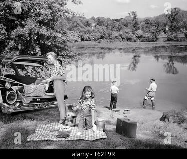 1960 FAMILIENAUSFLUG MUTTER TOCHTER ENTLADEN VORBEREITEN PICKNICK VOM KOMBI AUTO VATER SOHN ANGELN IN SEE-c 7682 HAR 001 HARS ALTE ZEIT BESETZT NOSTALGIE BRUDER OLD FASHION SCHWESTER 1 JUGENDLICHEN TEAMARBEIT SÖHNE FAMILIEN FREUDE LIFESTYLE FEIER FRAUEN VERHEIRATETE BRÜDER LÄNDLICHEN EHEPARTNER EHEMÄNNER GESUNDHEIT KOPIE RAUM VOLLER LÄNGE DAMEN FITNESS TÖCHTER PERSONEN MÄNNER SERENITY GESCHWISTER SPIRITUALITÄT SCHWESTERN VÄTER B&W PARTNER FREIHEIT WEITWINKEL GLÜCK HOHEN WINKEL ABENTEUER FREIZEIT STÄRKE VATIS FREIZEIT GELEGENHEIT GESCHWISTER VERBINDUNG KONZEPTIONELLER ESCAPE STILVOLLE ZUSAMMENARBEIT Stockfoto