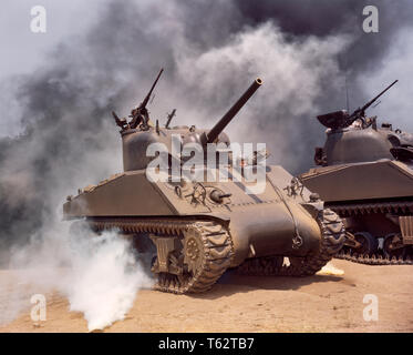 1940 s ZWEI WELTKRIEG 2 UNITED STATES ARMY SHERMAN M4 mittlere Panzer, DIE IN DER MITTE DER RAUCH ABDECKUNG - cm 004125 CAM001 HARS WELTKRIEG 2 FEUERWAFFE FEUERWAFFEN FEUERKRAFT INMITTEN WAFFEN GEPANZERTEN ALTMODISCH Stockfoto