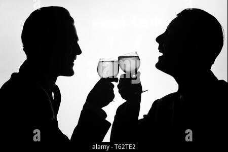 1950 s Silhouette zwei glückliche Männer, Toast mit Gläsern Wein-f 3596 RCH001 HARS AUSDRÜCKE B&W ZIELE ERFOLG GLÜCK KOPF UND SCHULTERN gut GELAUNT TRINKEN TOAST SIEG SILHOUETTED AUFREGUNG FLÜSSIGKEIT STOLZ LÄCHELT CHEERS FREUDIGE NAHRUNG stilvolle Anonyme Mitte - Mitte - erwachsenen Mann ENTSPANNUNG MITEINANDER junger erwachsener Mann alkoholisches Getränk SCHWARZ UND WEISS ALTMODISCHE Stockfoto