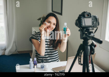 Eine Schönheit Blogger oder video Blogger erzählt und zeigt den Teilnehmern, wie Make-up zu tun. Stockfoto