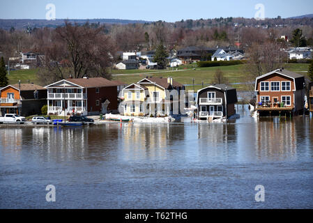 Gatineau, Kanada - 28. April 2019 - Der schweren Überschwemmungen auf der Rue Jaques-Cartier entlang der Quebec Seite des geschwollenen Ottawa River. Pointe Gatineau ist auf Stockfoto