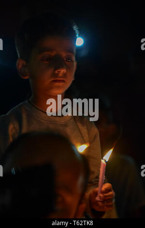 Ein schiitischer Demonstrant in Kaschmir gesehen Holding Kerze während eines Candle light Protest in Srinagar. Schiitische Demonstranten hielten eine kerzenlicht Mahnwache in Srinagar gegen die Exekution von 37 Personen in Saudi-Arabien. Nach Saudi Press Agency, die ausgeführt wurden beschuldigt, der "Bildung einer terroristischen Zelle" und Angriff auf eine Sicherheit Outpost, das Töten einer Anzahl von Polizeibeamten. Stockfoto