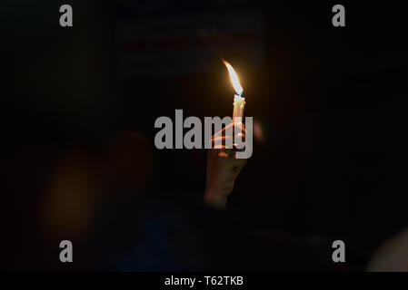 Ein schiitischer Demonstrant in Kaschmir gesehen Holding Kerze während eines Candle light Protest in Srinagar. Schiitische Demonstranten hielten eine kerzenlicht Mahnwache in Srinagar gegen die Exekution von 37 Personen in Saudi-Arabien. Nach Saudi Press Agency, die ausgeführt wurden beschuldigt, der "Bildung einer terroristischen Zelle" und Angriff auf eine Sicherheit Outpost, das Töten einer Anzahl von Polizeibeamten. Stockfoto