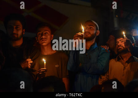 Kaschmir schiitische Muslime gesehen halten Kerzen während eine Kerze Protest in Srinagar. Schiitische Demonstranten hielten eine kerzenlicht Mahnwache in Srinagar gegen die Exekution von 37 Personen in Saudi-Arabien. Nach Saudi Press Agency, die ausgeführt wurden beschuldigt, der "Bildung einer terroristischen Zelle" und Angriff auf eine Sicherheit Outpost, das Töten einer Anzahl von Polizeibeamten. Stockfoto