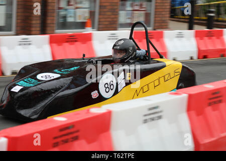 Greenpower Electric Car Racing zu Kingston upon Hull Straßen für die erste Straße Electric Car Rennen in Großbritannien am 28. April 2019 kommen Stockfoto