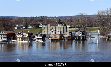 Gatineau, Kanada - 28. April 2019 - Der schweren Überschwemmungen auf der Rue Jaques-Cartier entlang der Quebec Seite des geschwollenen Ottawa River. Pointe Gatineau ist auf Stockfoto