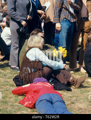 1960 BLONDE FRAU IN FRANSEN WESTE MIT gelben Narzissen inmitten einer MENSCHENMENGE FRIEDEN RALLY FAIRMONT PARK PHILADELPHIA 1969 PA USA-kc 4417 gehören HAR 001 HARS FEIER FRAUEN IM VEREINIGTEN STAATEN IN VOLLER LÄNGE DAMEN PERSONEN INSPIRATION VEREINIGTE STAATEN VON AMERIKA INTERESSIEREN GELASSENHEIT SPIRITUALITÄT WESTE STÄRKE STILE STRATEGIE AUSSEN PA LEISTUNGSSTARKE IN DER NARZISSEN DEMONSTRATION POLITIK VERBINDUNG KONZEPTIONELLER FAIRMONT PARK STILVOLLE UNTERSTÜTZUNG MOKASSINS anonyme Zusammenarbeit 1969 Moden gesäumten inmitten Miteinander junger Erwachsener FRAU KAUKASISCHEN ETHNIE GEGENKULTUR HAR 001 ALTMODISCH Stockfoto