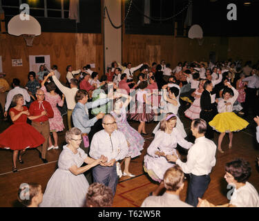1960 SQUARE DANCE TANZPAARE PUBLIKUM JUNG UND ALT SOZIALE VERANSTALTUNG IN der Turnhalle-KD2634 SIE 001 HARS OLD FASHION SQUARE FITNESS VIELE GESUNDE BALANCE TEAMARBEIT FIT FREUDE LIFESTYLE GESCHWINDIGKEIT GESCHICHTE FEIER FRAUEN VERANSTALTUNG LÄNDLICHEN GROWNUP GESUNDHEIT HORIZONTALE UNITED STATES KOPIE RAUM FREUNDSCHAFT IN VOLLER LÄNGE körperliche Fitness Personen gewachsen - DIE VEREINIGTEN STAATEN VON AMERIKA FÜRSORGLICHE MÄNNER UNTERHALTUNG VERTRAUEN WEITWINKEL GLÜCK WELLNESS FREIZEIT AUFREGUNG GEHALTEN WISSEN FREIZEIT IN JUNG UND ALT GYMNASIUM VERBINDUNG BEWEGUNGSUNSCHÄRFE KONZEPTIONELLE GUTE GESUNDHEIT FOLK STILVOLLE ZUSAMMENARBEIT Mitte - Mitte - erwachsenen Mann Stockfoto