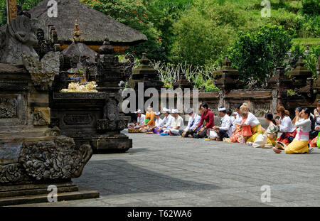 Balinesische und Touristen die Anbetung im Pura Tirta Empul, Ubud, Bali Stockfoto