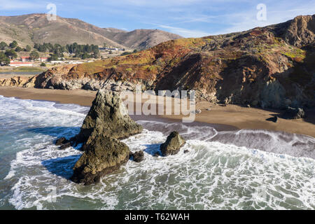 Von einer Antenne Perspektive ist das kalte Wasser des Pazifischen Ozeans Waschen gegen die felsigen Northern California Küstenlinie in Marin. Stockfoto