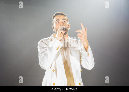 Marco Mengoni gesehen, die live auf der Bühne im Pala Alpitour in Turin während seiner Atlantico Tour 2019. Stockfoto