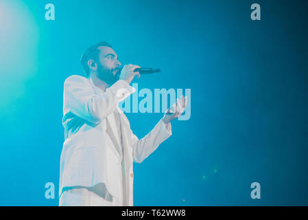 Marco Mengoni gesehen, die live auf der Bühne im Pala Alpitour in Turin während seiner Atlantico Tour 2019. Stockfoto