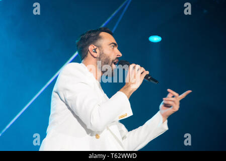 Marco Mengoni gesehen, die live auf der Bühne im Pala Alpitour in Turin während seiner Atlantico Tour 2019. Stockfoto