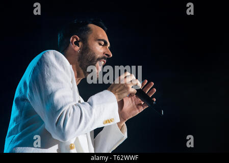 Marco Mengoni gesehen, die live auf der Bühne im Pala Alpitour in Turin während seiner Atlantico Tour 2019. Stockfoto