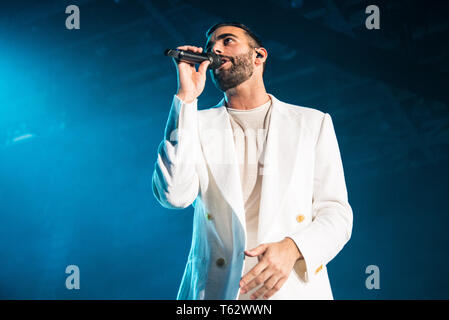 Marco Mengoni gesehen, die live auf der Bühne im Pala Alpitour in Turin während seiner Atlantico Tour 2019. Stockfoto