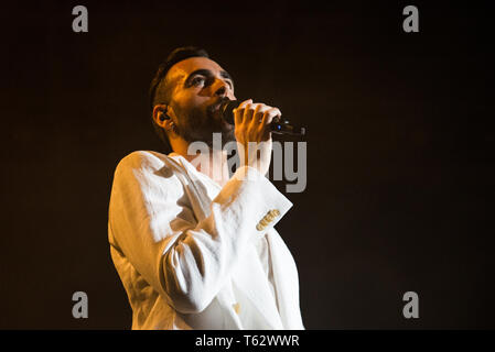 Marco Mengoni gesehen, die live auf der Bühne im Pala Alpitour in Turin während seiner Atlantico Tour 2019. Stockfoto