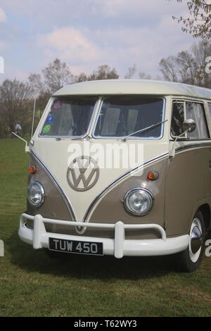 Ein klassisches RETRO VOLKSWAGEN VW CAMPER VAN BUS Stockfoto