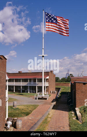 2000 s 1812 UNITED STATES FLAG FLIEGT ÜBER PARADE AUS GRÜNDEN DER FORT MCHENRY NATIONAL MONUMENT BALTIMORE MD USA-kh 12526 KRU001 HARS NORDAMERIKANISCHEN ERFOLG STÄDTISCHEN ZENTRUM EIGENTUM KRAFT SIEG FLIEGEN GELÄNDE MD BALTIMORE MUT AUSSEN NIEDRIGEN WINKEL NATIONAL MONUMENT STARKEN ERHOLUNG STOLZ VON MÄRZ MID-ATLANTIC IMMOBILIEN KONZEPTIONELLE OSTKÜSTE STRUKTUREN STILVOLLE GEBÄUDE MCHENRY SYMBOLISCHE ROT WEISS UND BLUE STAR SPANGLED BANNER STERNE UND STREIFEN Krieg von 1812 1814 CHESAPEAKE BAY COASTAL FRANCIS SCOTT KEY MARCHER MARYLAND ALTMODISCH Stockfoto