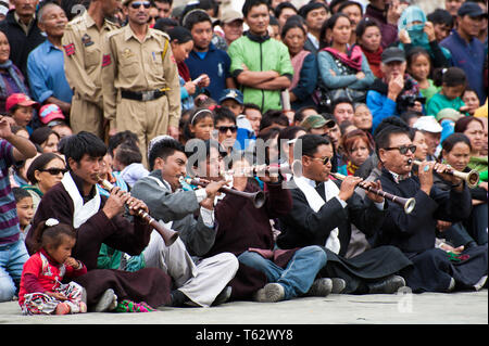 LEH, INDIEN - September 08, 2012: Musiker in der Traditionellen Tibetischen Kleidung Volksmusik am jährlichen Festival von Ladakh Erbe in Leh, Indien. Sept. Stockfoto