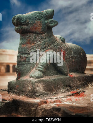 Beeindruckende Statue von Nandi Stier an Brihadishvara Tempel. Im Hinduismus Nandi ist ein Shiva Fahrzeug. Tolle Architektur der hinduistischen Tempel zu Shiva gewidmet. Sou Stockfoto